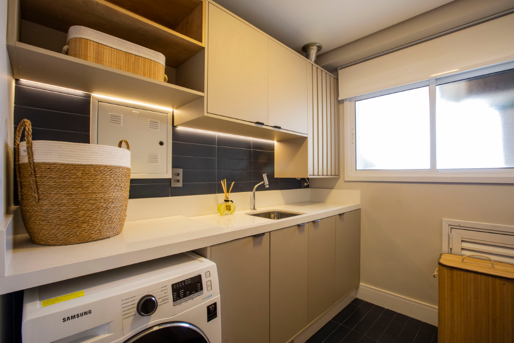 Prateleiras complementam o décor e organizam ambientes de forma simples, rápida e eficiente – Foto: Mariana Camargo | Projeto: Leticia Garin Arquitetura