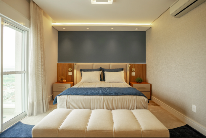 Rodapés valorizam o ambiente e acompanham o ritmo da decoração – Foto: Lucas Macro | Projeto: Debora Toledo Arquitetura