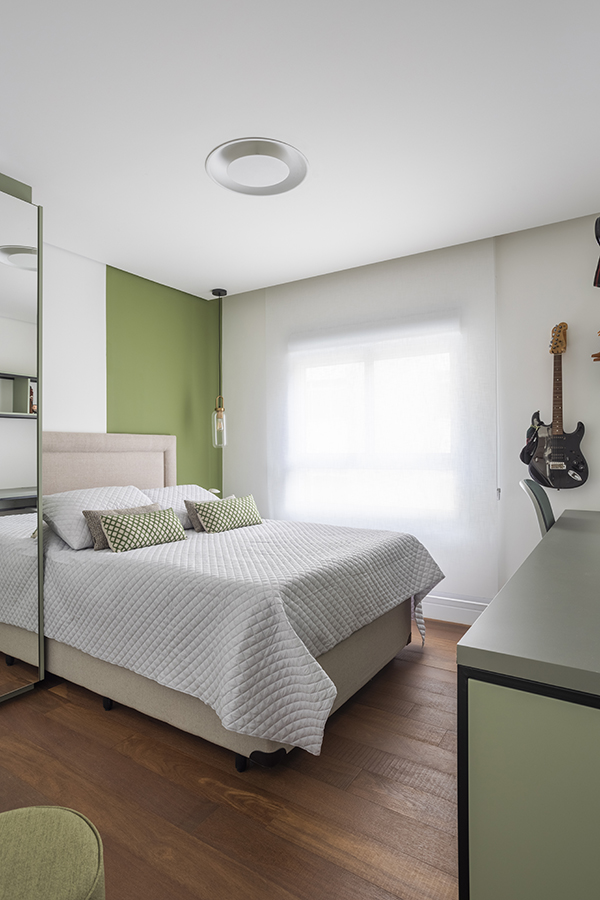 3. Piso marrom madeira destaca o verde oliva da parede e dos móveis deste quarto – Foto: Thiago Travesso | Projeto: Carol Goncalves - Tatu Arquitetura