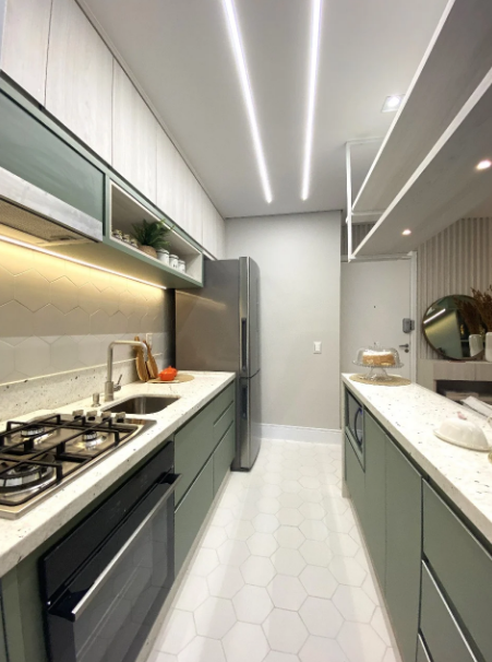 6. Na cozinha, o verde oliva pode aparecer em móveis planejados e revestimentos cerâmicos – Foto/Projeto: Entrelinhas Arquitetura e Interiores