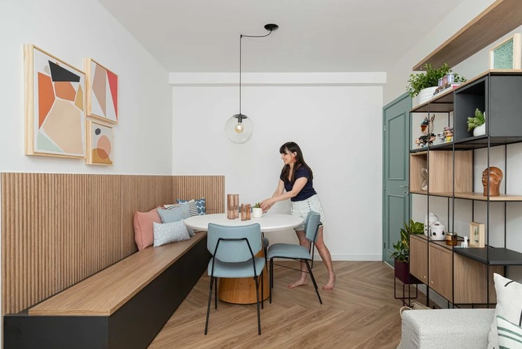 1. A cor da moldura pode repetir o tom da marcenaria do ambiente – Foto: Gisele Rampazzo | Projeto: Renata Costa | Apto 41