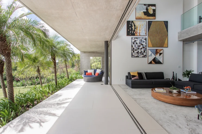 2. Molduras escuras destacam a galeria na parede clara da sala integrada – Foto: Thiago Travesso | Projeto: Thais Venturelli Chehin