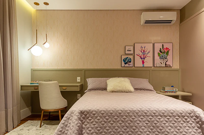 4. Molduras finas equilibram o décor do quarto – Foto: Adriano Pacelli | Projeto: Aymah Arquitetura