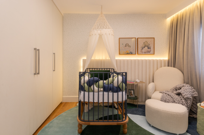 5. Os quadros decorativos ficam na altura ideal para manter distância segura do berço – Foto: Julia Novoa | Projeto: Vinicius Milanezzi Turchiai