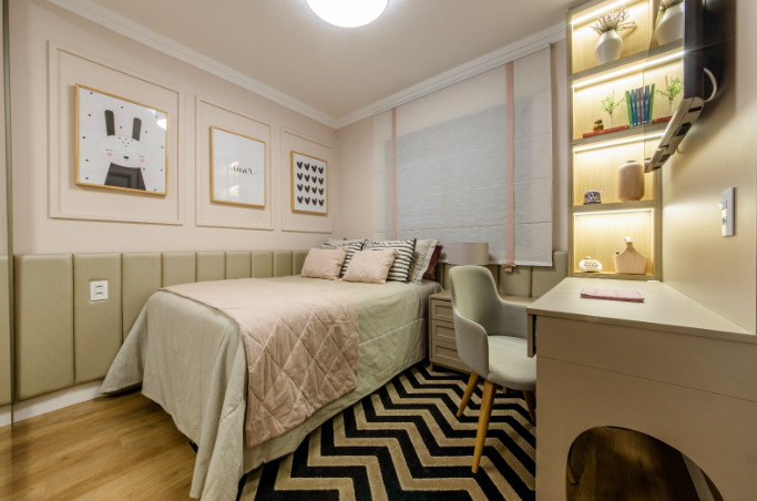 6. A paleta dos quadros conversa com o enxoval rosado e deixa o ambiente mais coeso – Foto: Gian Biancuzzi | Projeto: Thais Baratella Arquitetura