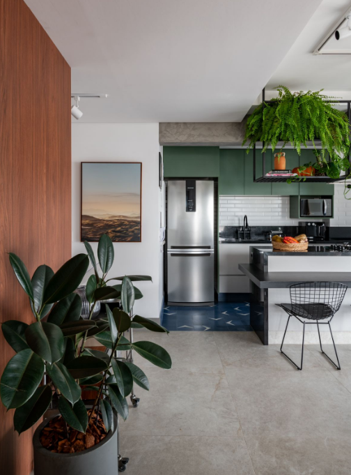 7. Este quadro decorativo fica na parede lateral da cozinha, longe do fogão e protegido da gordura – Foto: Favaro Jr Fotografia | Projeto: Renata Moliani Arquitetura e Interiores