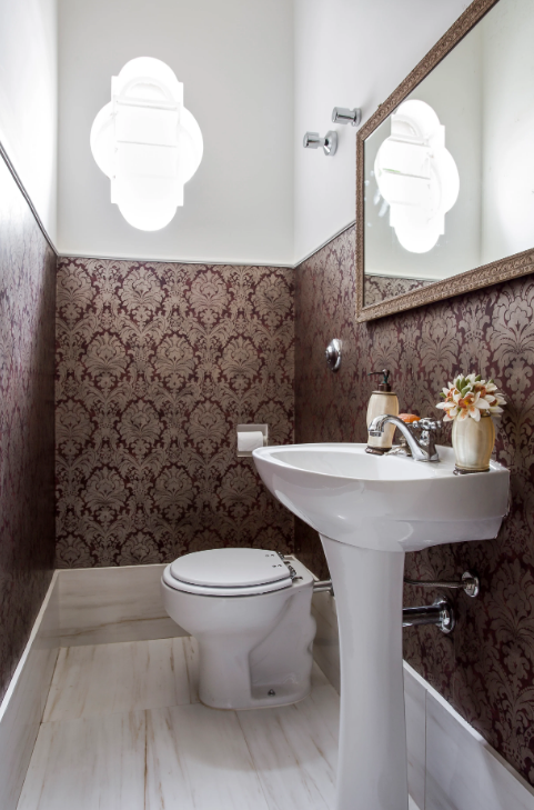 3. Papel de parede arabesco transforma o lavabo em um espaço elegante – Foto: Rogério Cajui | Projeto: Camila Palladino Arquitetura