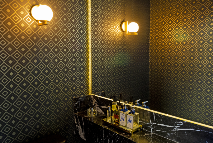 9. Banheiro também pode ter papel de parede – Foto: Michel Cutaith | Projeto: Daniel Szego