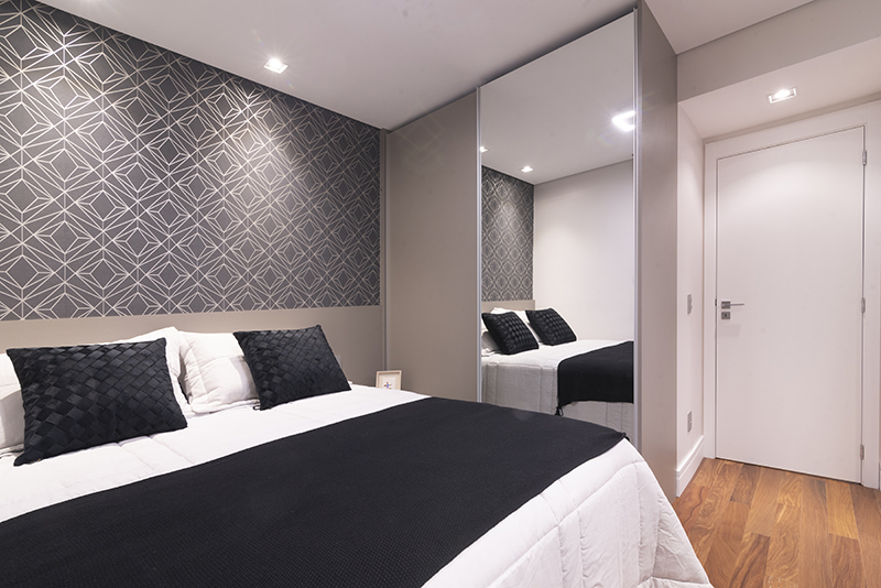 10. Pano macio e levemente umedecido mantém o papel de parede limpo – Foto: Diego Corrêa | Projeto: Marcia Motomatsu