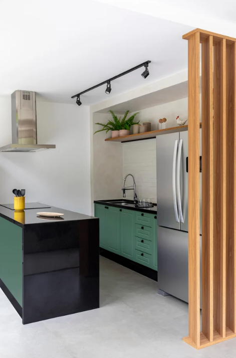 Poucos centímetros fazem diferença e evitam erros que atrapalham a rotina da cozinha funcional – Foto: Juliano Colodeti - @MCA Estúdio | Projeto: Felipe Rohen