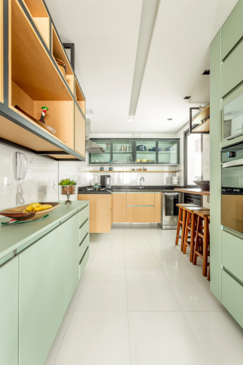 O formato da cozinha precisa acompanhar o tamanho do ambiente e a rotina – Foto: @faiani | Projeto: Tiju Arquitetura