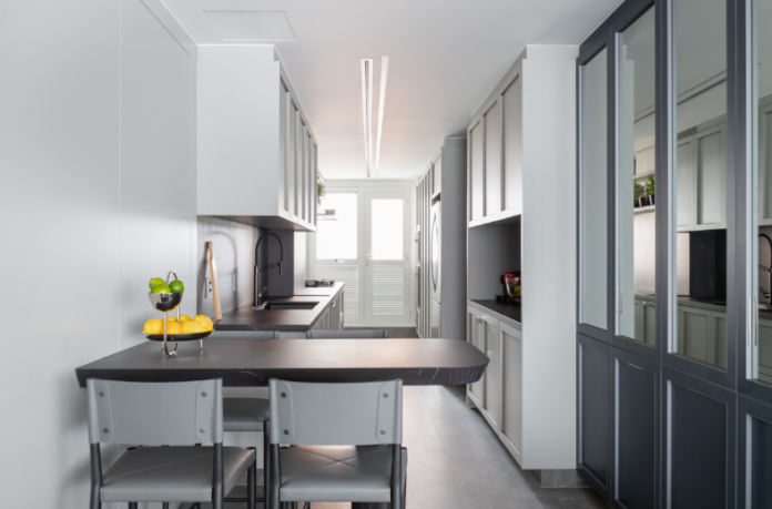 Pia, fogão e geladeira bem posicionados reduzem deslocamentos desnecessários – Foto: Julia Novoa | Projeto: Sabrina Salles