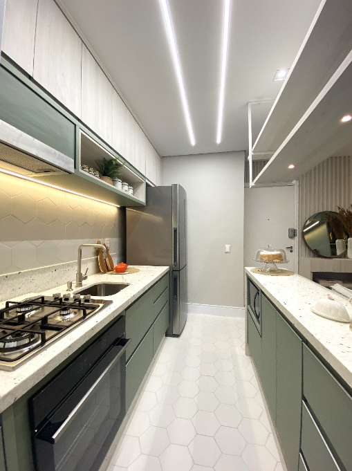 A localização correta dos eletros melhora a segurança e o fluxo de uso – Foto/Projeto: Entrelinhas Arquitetura e Interiores