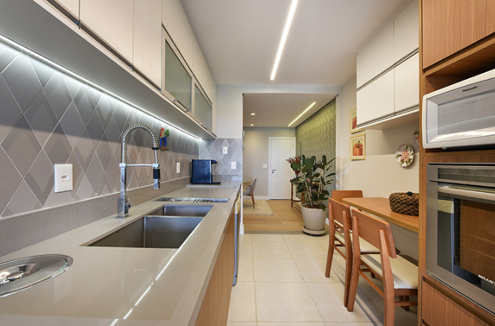 Na cozinha funcional, revestimentos resistentes e fáceis de limpar são essenciais – Foto: Sidney Doll | Projeto: Sabrina Tironi