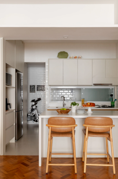 Boa iluminação evita sombras na bancada e melhora o preparo dos alimentos – Foto: Lilia Mendel/Divulgação | Projeto: Paula Müller