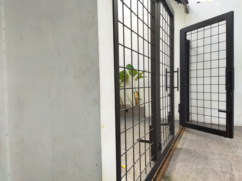 O primeiro passo para pintar a porta de ferro é remover crostas de ferrugem – Foto: Shutterstock