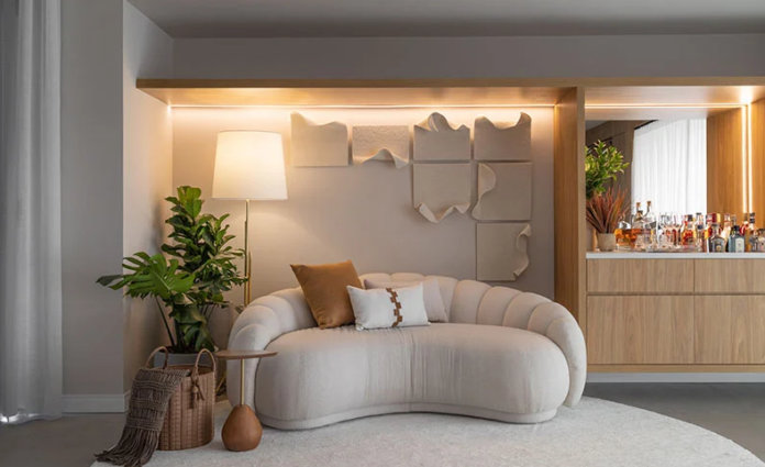 Sofá curvo com formato envolvente traz aconchego e sofisticação ao ambiente – Foto: Adriano Pacelli | Projeto: Aymah Arquitetura