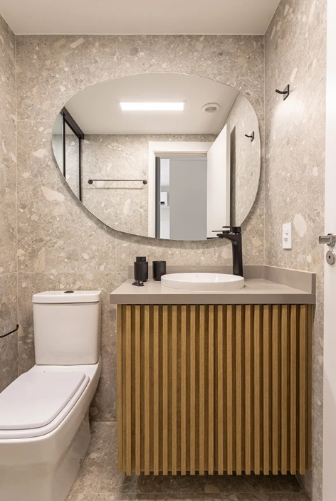 Espelho grande amplia a sensação de espaço – Foto: David Aranha | Projeto: Camila Palladino Arquitetura