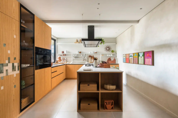 9. Na cozinha, o nicho decorativo serve para armazenar itens de uso frequente – Foto: Eduardo Macarios/CASACOR | Projeto: Carla Grüdtner