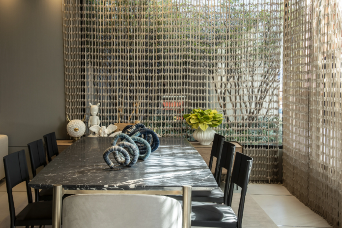 Veios claros surgem quando calcita e quartzo preenchem fissuras antigas – Foto: Rômulo Fialdini/CASACOR | Projeto: Denise Barretto