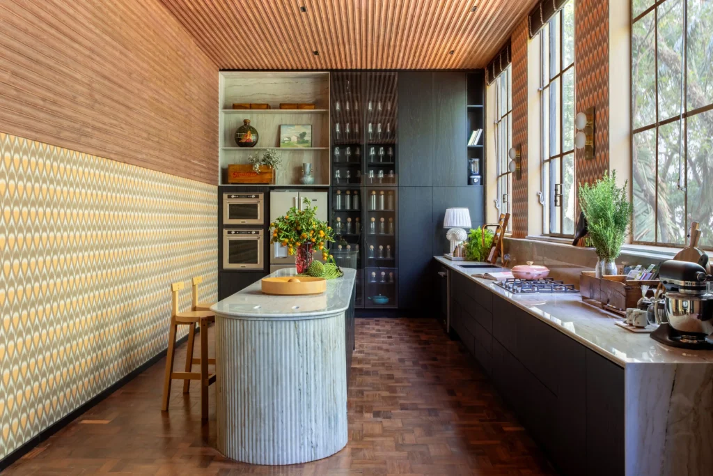 O mármore branco traz sofisticação e combina com projetos clássicos ou modernos – Foto: MCA Estúdio/CASACOR | Projeto: Carlos Navero e Melissa Camargo