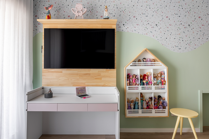 Projeto: Cilene Lupi | Cantinho de estudos com iluminação natural e mobiliário adequado, que favorece a concentração e a rotina escolar