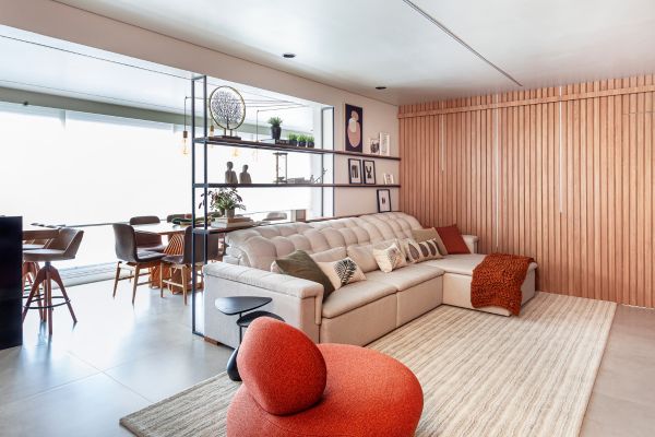 Projeto: Cristiane Schiavoni Arquitetura | Portas mimetizadas garantem unidade visual e reforçam a estética contemporânea desejada para o living.