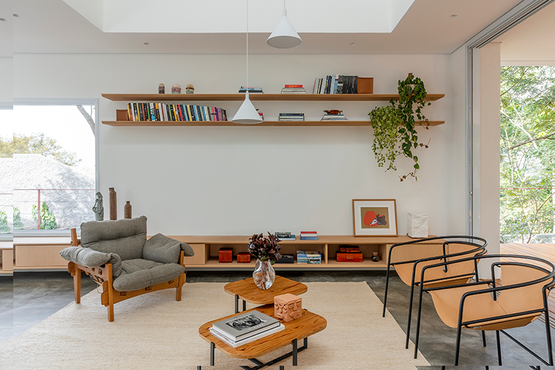 Planejamento, mobiliário, iluminação e acabamentos fazem toda a diferença no ambiente mais acolhedor da residência. Vale também apostar em peças de design nacional, como Sérgio Rodrigues, Lina Bo Bardi e Alessandra Delgado, apresentados no projeto acima.