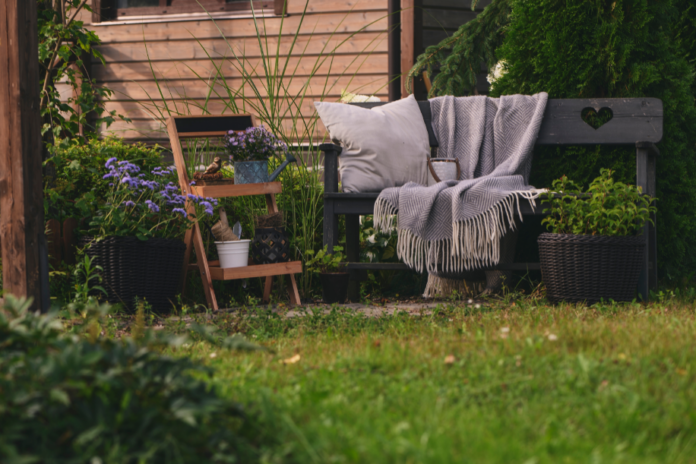 O jardim rústico combina madeira, pedra e flores campestres para criar uma atmosfera acolhedora de campo – Foto: Shutterstock