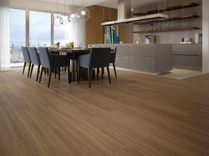 A rotina é simples: vassoura macia, pano bem torcido e feltro nos móveis – Foto: Durafloor