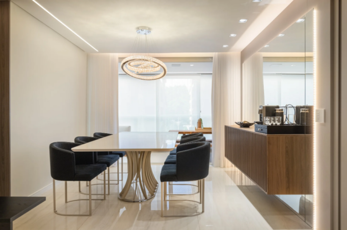 Buffets e aparadores oferecem superfície extra para servir – Foto: Fernando Crescenti | Projeto: Rafaella Manso Arquitetura