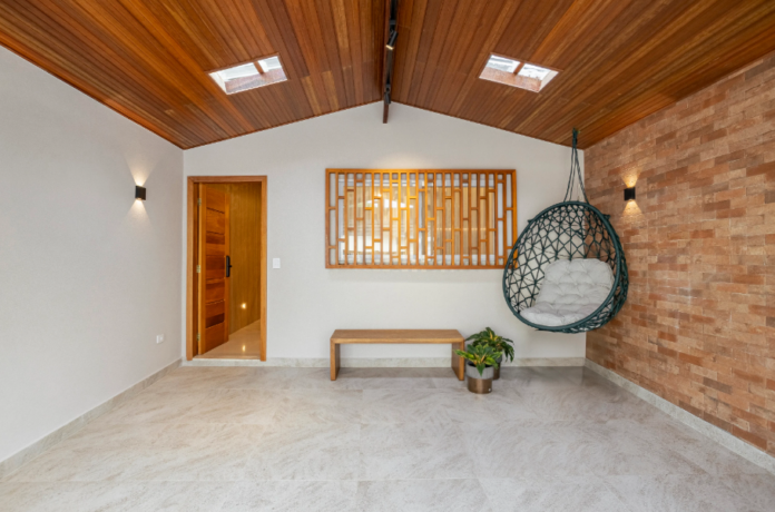 Arandela externa oferece luz suave para áreas de lazer, jardins e corredores externos – Foto: Lucas Marco | Projeto: Debora Toledo Arquitetura