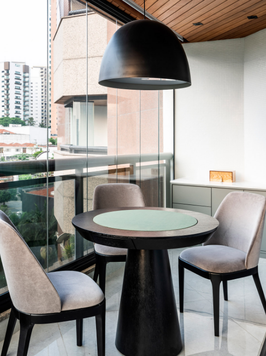 Cortina de vidro une proteção e estética para aproveitar melhor a varanda – Foto: Renato Navarro | Projeto: Erica Salguero Arquitetura