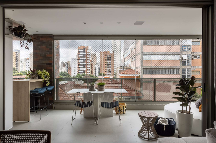 A cortina de vidro tem investimento inicial alto, mas valoriza o imóvel a longo prazo – Foto: JP Image | Projeto: Carolina Gava