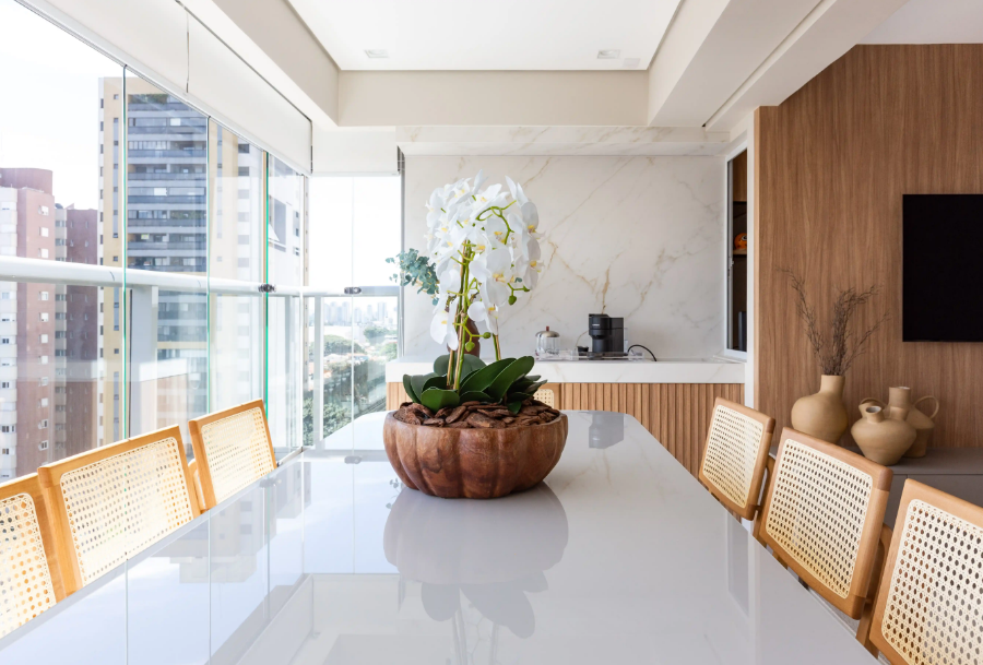 A cortina de vidro permite o fechamento da sacada sem perder a vista – Foto: Mariana Camargo/CASACOR | Projeto: Daniela Funari