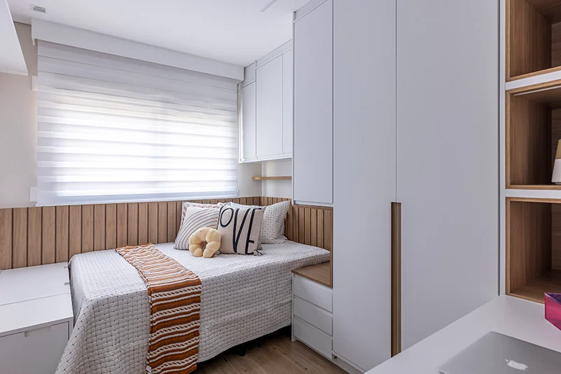 Persiana para quarto ajuda a controlar luz, privacidade e temperatura do ambiente – Foto: Rafael Renzo (@rafaelrenzo_fotografia) | Projeto: Blaia e Moura Arquitetos