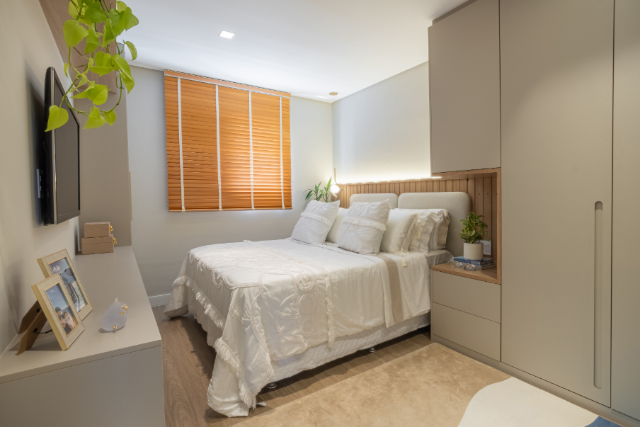 A horizontal tem lâminas que giram e ajustam a entrada de luz – Foto: Lucas Marco | Projeto: Debora Toledo Arquitetura