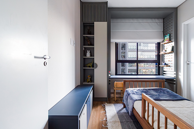 O acabamento da persiana muda o visual e o clima do quarto – Foto: Filipe Godoy | Projeto: Thais França Arquitetura