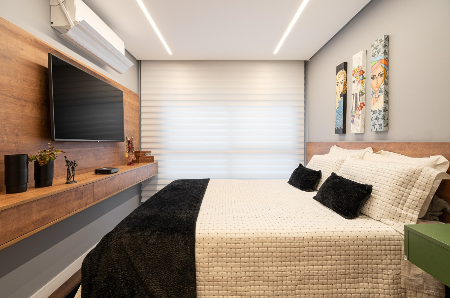 Luz, privacidade e estilo pesam na hora de escolher a persiana para quarto – Foto: Flávio Dias | Projeto: Vanessa Vidal Arquitetura