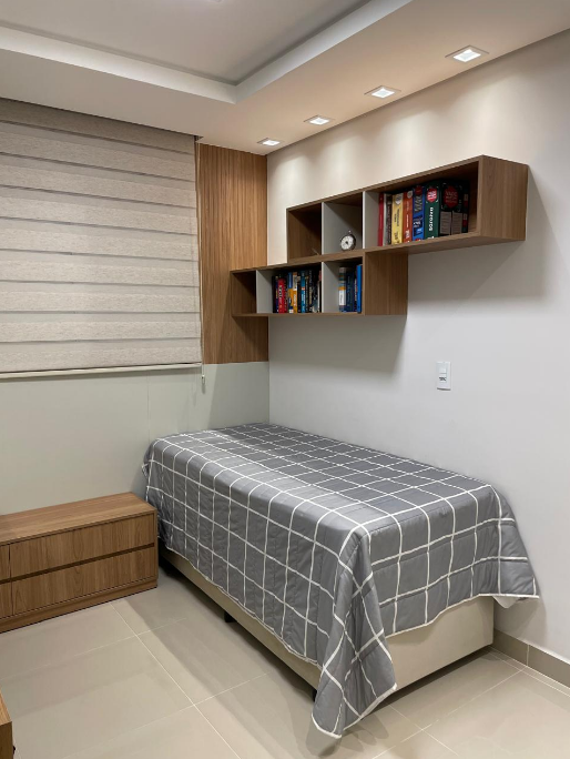 Nichos de MDF acima da cama organizam livros e otimizam o quarto – Foto/Projeto: Carla Fratin Arquitetura