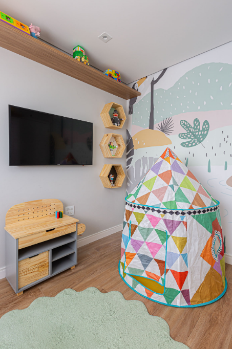 Nichos hexagonais de madeira guardam brinquedos e decoram o quarto infantil – Foto: Gisele Rampazzo | Projeto: Duda Senna Arquitetura