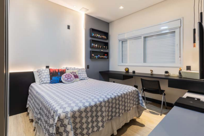 Nichos escuros exibem coleção de miniaturas e personalizam o quarto – Foto: Wesley Cunha | Projeto: Jacqueline Fumagalli