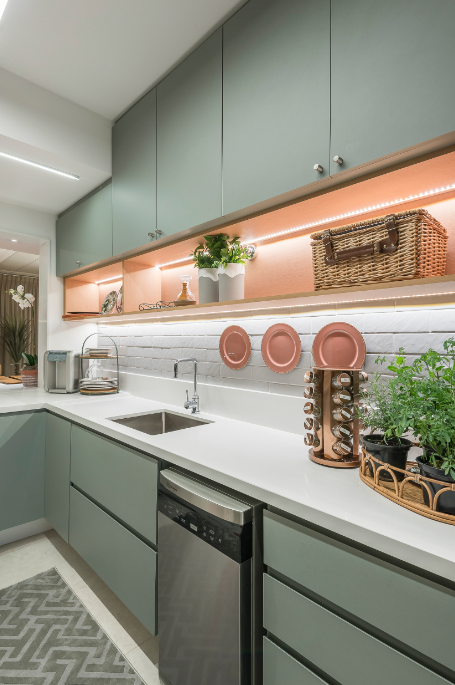 Nicho com LED entre armários ilumina e decora a cozinha – Foto: Amauri Fujii | Projeto: Isis Marion