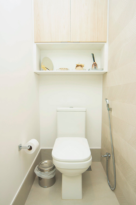 Nicho acima do vaso aproveita espaço e guarda itens do dia a dia – Foto: Bruna Bastos | Projeto: Sabrina Tironi