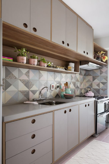 Nicho de madeira entre armários organiza temperos na cozinha – Projeto: Gabriela Toledo