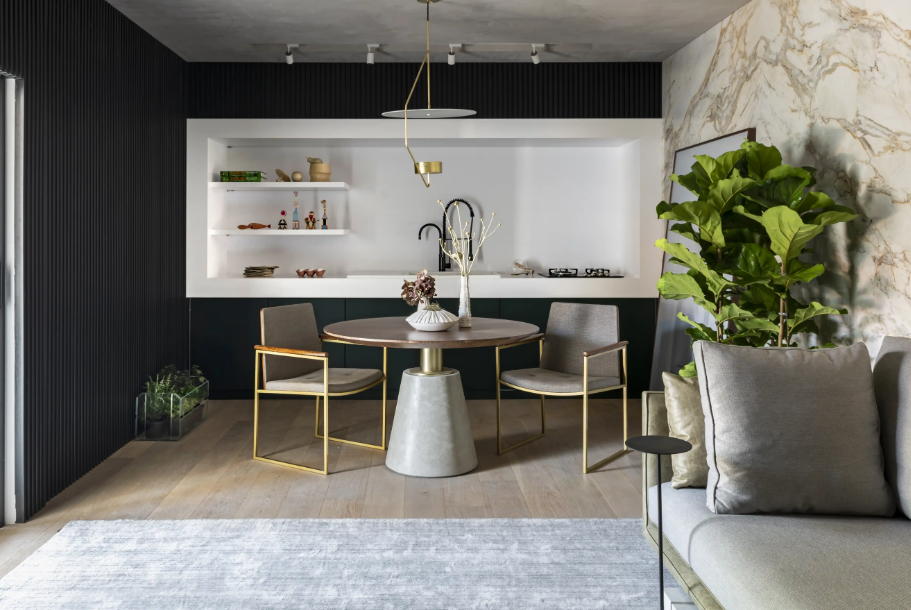 O contraste entre ripas de MDF e mármore branco marca este ambiente – Foto: Renato Navarro/CASACOR | Projeto: Érica Salguero