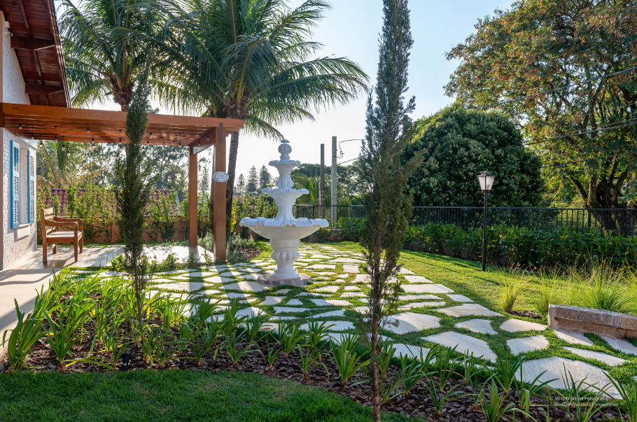 Fonte de mármore branco é um dos destaques deste projeto com paisagismo inspirado em jardins italianos – Foto: Miro Martins/Divulgação | Projeto: Renata Guastelli