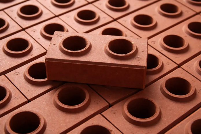 O tijolo ecológico dispensa queima e reduz emissão de poluentes – Foto: IA generativa