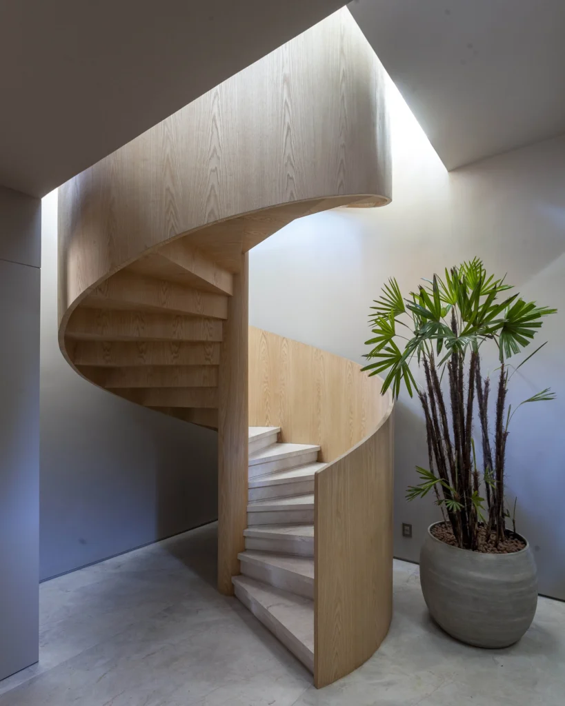 Madeira natural e mármore branco se encontram nesta escada cheia de personalidade – Foto: Tuca Reines/CASACOR | Projeto: David Bastos