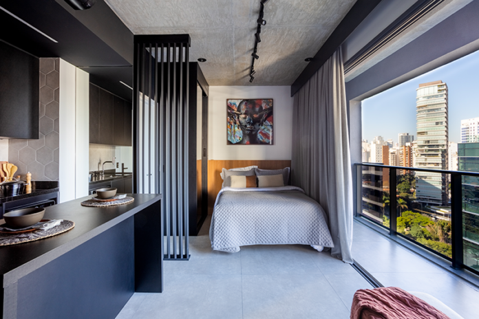 Projeto: ResiliArt Arquitetura |Neste projeto assinado pelas arquitetas Natália de Souza e Jociane Mendes, o morador pediu que esse studio de 35m² fosse desenvolvido por inteiro, dos revestimentos ao mobiliário, passando pela decoração e o enxoval.